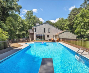 Secluded oasis in Asheville! GAME room MOVIE theater HOT tub - 20 min to Biltmore!